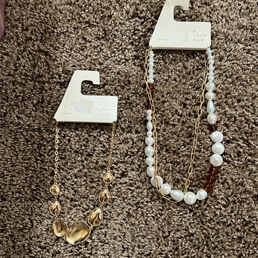 Set Of 2 Beautiful Necklaces New 17$